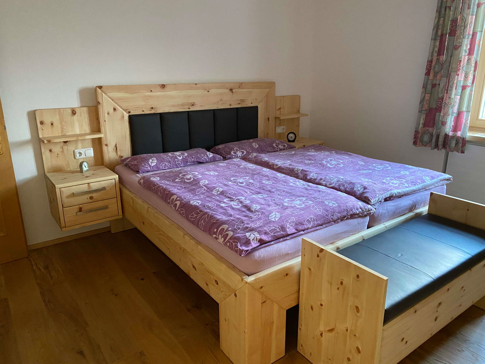 Bett aus Massivholz von der Tischlerei Dengg